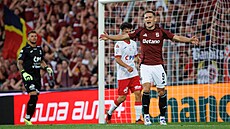 Nespokojený Jan Kuchta p�ed pardubickou brankou.