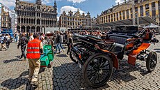 Elektrický koár, který nov vozí turisty v Bruselu. Nahradil koská speení....