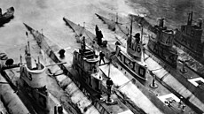 Americké ponorky tídy L na základn Bantry Bay nkdy v roce 1918. Aby se...