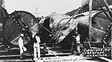 Ponorka F-4 i se zdvihovými pontony v suchém doku, patrn nkdy v záí 1915