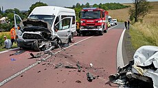 Nehoda vzeského minibusu a osobního auta u Lubence na Lounsku (19. ervence...