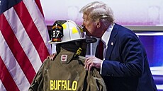 Donald Trump líbá uniformu hasie, který zemel pi stelb na exprezidentov...