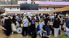 Cestující na berlínském leti�ti v dob� kolapsu IT systém� nemohou odlet�t. (19....