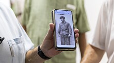 Walter Wawra mlad�í u soudu v B�eclavi s novinami s �lánkem o smrti svého otce,...