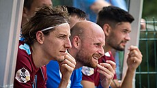 Ladislav Kodad (vlevo) na ústecké lavi�ce b�hem p�ípravného zápasu s...