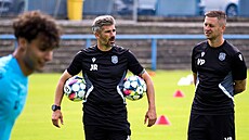 Asistent trenéra Jan Rezek (s mí�i) a kondi�ní trenér Václav Polák sledují...