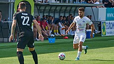 Michal Trávník (vpravo) v pátelském fotbalovém utkání mezi Slováckem a...