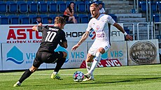 Petr Reinberk (vpravo) ze Slovácka b�hem p�ípravného zápasu s �i�kovem.