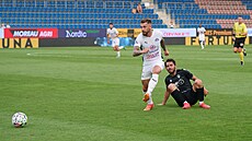 Marek Havlík ze Slovácka uniká v p�ípravném zápase s �i�kovem.