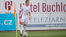 Matyá Kozák ze Slovácka rozehrává rohový kop v zápase s ikovem.
