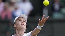 Kaza�ská tenistka Jelena Rybakinová podává v semifinále Wimbledonu.