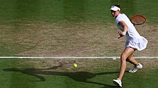Kaza�ská tenistka Jelena Rybakinová hraje forhend v semifinále Wimbledonu.