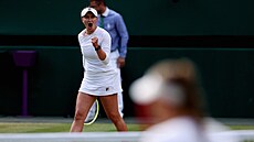 Česká tenistka Barbora Krejčíková se raduje v semifinále Wimbledonu.