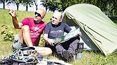 Sedli jsme si do trávy a zadívali se na svah �ípu, který se ty�ila p�ed námi....