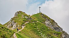 Turisté na cest ze Seefelder Joch na Seefelder Spitze.