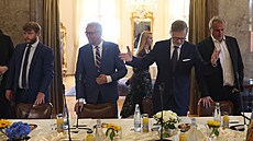 Premiér Petr Fiala přijal v Kramářově vile nově zvolené europoslance. Během...