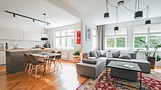 OTEV�ENÝ KOMFORTU A DESIGNU Obytný prostor s kuchyní a jídelnou. Garný�e záv�s�...