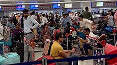 Lidé ekají na letiti v Dubaji pi odbavení na let indického dopravce IndiGo,...