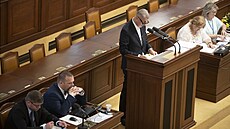 Poslanci na mimo�ádné sch�zi diskutují o návrhu vlády na zvý�ení m�sí�ních...