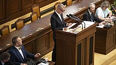 Poslanci na mimo�ádné sch�zi diskutují o návrhu vlády na zvý�ení m�sí�ních...
