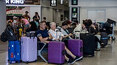 Cestující �ekají na leti�ti Václava Havla v Praze a �ekají na odbavení po...