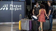 Cestující �ekají na leti�ti Václava Havla v Praze a �ekají na odbavení po...