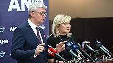 Karel Havlíek a Alena Schillerová na tiskové konferenci stínové vlády hnutí...
