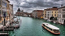 Benátky umí být a nechutn peplnné. Krása jejich isté architektury bez dav...