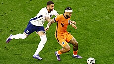 Memphis Depay z Nizozemska si kryje mí ped Kylem Walkerem z Anglie.