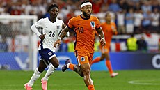 Memphis Depay z Nizozemska si vede mí v semifinále s Anglií.
