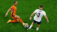 Luke Shaw z Anglie bojuje o mí� s Nizozemcem Xavim Simonsem.