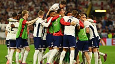 Fotbalisté Anglie slaví postup do finále mistrovství Evropy.