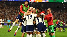 Fotbalisté Anglie slaví postup do finále mistrovství Evropy.