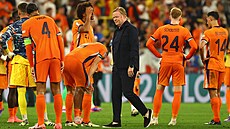 Zklamaný trenér Nizozemska Ronald Koeman s hrá�i po vy�azení v semifinále...