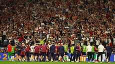 Fotbalisté Anglie slaví s fanouky postup do finále mistrovství Evropy.