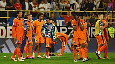 Zklamaní fotbalisté Nizozemska po vyazení v semifinále mistrovství Evropy.