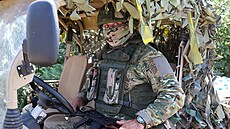 Ruský voják rozvá�í pitnou vodu vojenským jednotkám na záporo�ské front�. (4....