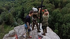 Dostat kí a na vrchol skalní ve a ukotvit ho museli zkuení lezci.