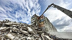 Demolice �estivchodového paneláku v Ji�etínské ulici na litvínovském sídli�ti...