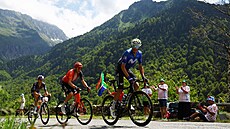 Cyklisté Enric Mas (Movistar), Laurens De Plus (Ineos) a Jai Hindley (Bora) v...