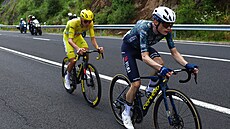 Dánský cyklista Jonas Vingegaard (Visma) mí�í s lídrem závodu Tadejem Poga�arem...