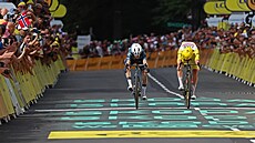 T�SNÝ FINI�. Jonas Vingegaard (Visma) a lídr Tour de France Tadej Poga�ar (UAE)...