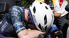 Dojatý dánský cyklista Jonas Vingegaard (Visma) v cíli jedenácté etapy Tour de...