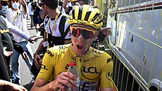 Lídr Tour de France Tadej Pogaar (UAE) se po vítzné královské patnácté etap...