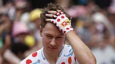 Norský cyklista Jonas Abrahamsen v puntíkatém dresu na startu desáté etapy Tour...