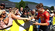 Norský cyklista Jonas Abrahamsen (Uno-X) se bhem Tour de France podepisuje...