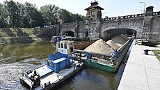 Velkou plavební komorou v Ho�ín� na M�lnicku ode dne�ka za�aly znovu proplouvat...