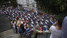 Peloton projí�dí ulicemi Pau ve �trnácté etap�.