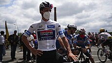 Remco Evenepoel �eká na start �trnácté etapy Tour v rou�ce.