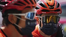 Ben Turner (vpravo) a Geraint Thomas se jistí rou�kami p�ed startem 14. etapy...